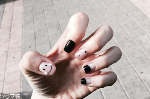 2018粉色美甲新款式圖片 今年流行的夏日清新美甲 2018粉色美甲新款式圖片 今年流行的夏日清新美甲