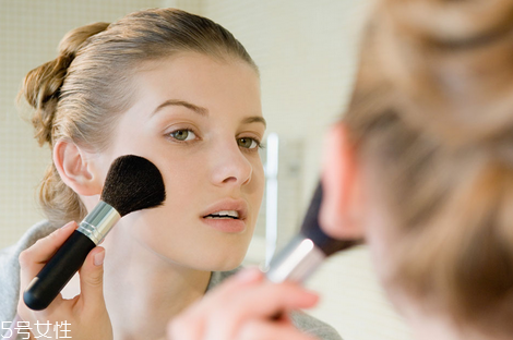 腮紅膏和腮紅粉的區(qū)別 腮紅膏和腮紅粉對比 腮紅膏和腮紅粉的區(qū)別 腮紅膏和腮紅粉對比