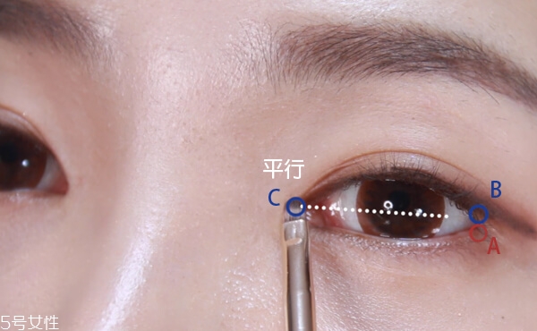 不畫眼線只畫眼影行嗎 不畫眼線的眼睛放大術