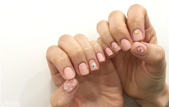 2018粉色美甲新款式圖片 今年流行的夏日清新美甲 2018粉色美甲新款式圖片 今年流行的夏日清新美甲