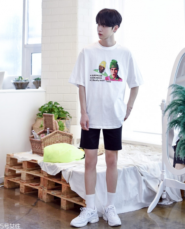 男生穿純色t恤好看嗎 男生純白t恤怎么搭配 男生穿純色t恤好看嗎 男生純白t恤怎么搭配