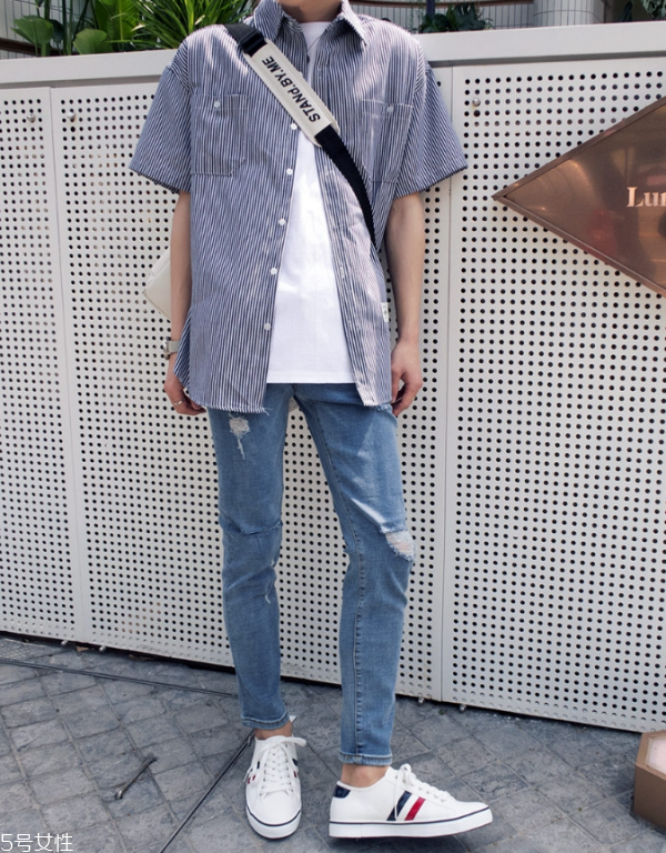 男生穿純色t恤好看嗎 男生純白t恤怎么搭配 男生穿純色t恤好看嗎 男生純白t恤怎么搭配