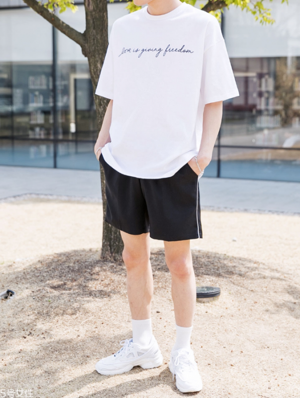 男生穿純色t恤好看嗎 男生純白t恤怎么搭配 男生穿純色t恤好看嗎 男生純白t恤怎么搭配