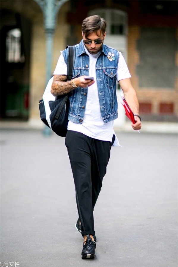 男生穿純色t恤好看嗎 男生純白t恤怎么搭配 男生穿純色t恤好看嗎 男生純白t恤怎么搭配