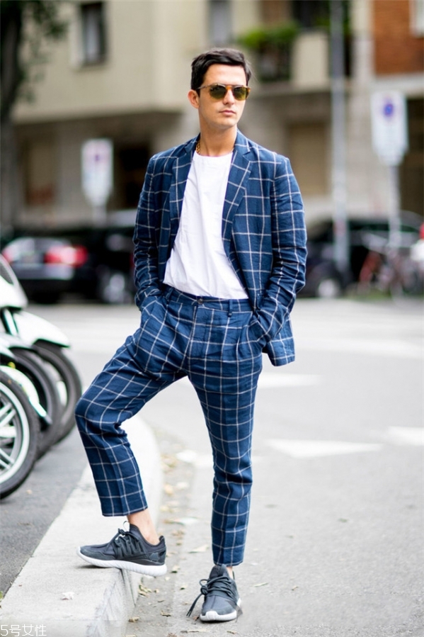 男生穿純色t恤好看嗎 男生純白t恤怎么搭配 男生穿純色t恤好看嗎 男生純白t恤怎么搭配