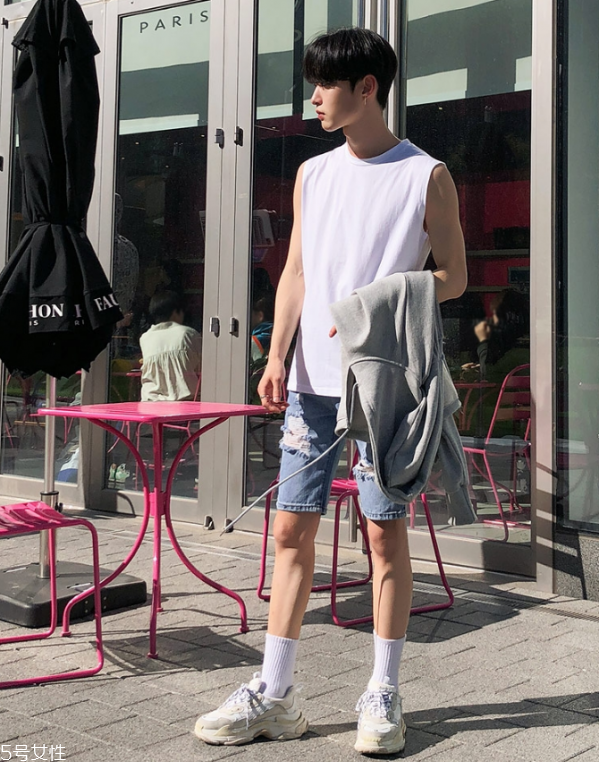 男生穿純色t恤好看嗎 男生純白t恤怎么搭配 男生穿純色t恤好看嗎 男生純白t恤怎么搭配