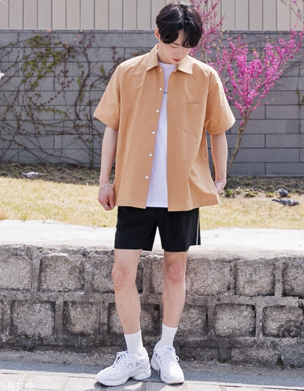 男生穿純色t恤好看嗎 男生純白t恤怎么搭配 男生穿純色t恤好看嗎 男生純白t恤怎么搭配