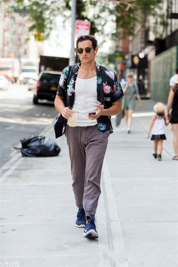 男生穿純色t恤好看嗎 男生純白t恤怎么搭配 男生穿純色t恤好看嗎 男生純白t恤怎么搭配