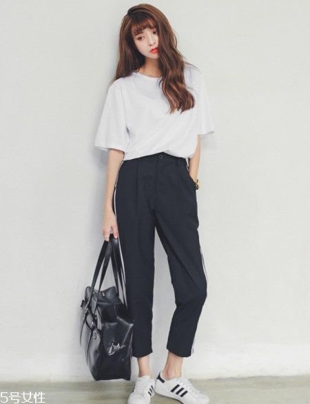 夏天白色t恤透怎么辦 白色t恤穿什么內(nèi)衣