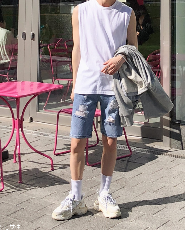 男生穿純色t恤好看嗎 男生純白t恤怎么搭配 男生穿純色t恤好看嗎 男生純白t恤怎么搭配