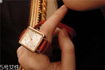 手表調(diào)時間的旋鈕叫什么？手表旁邊的旋鈕叫什么？