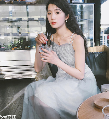 吊帶連衣裙怎么穿好看？夏季吊帶連衣裙搭配圖片