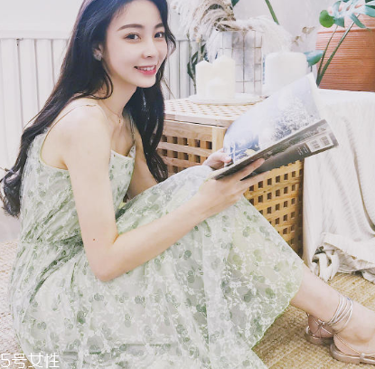 吊帶連衣裙怎么穿好看？夏季吊帶連衣裙搭配圖片