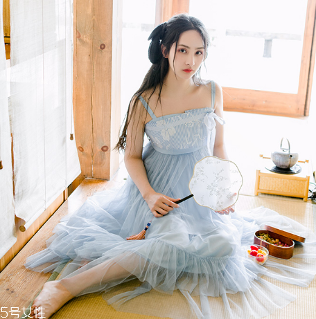 吊帶連衣裙怎么穿好看？夏季吊帶連衣裙搭配圖片