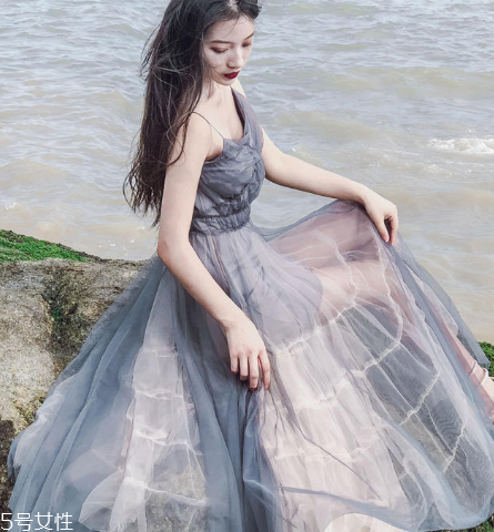 吊帶連衣裙怎么穿好看？夏季吊帶連衣裙搭配圖片