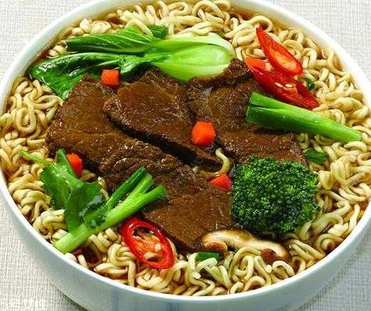 方便面加牛奶好吃嗎？牛奶方便面是黑暗料理嗎？