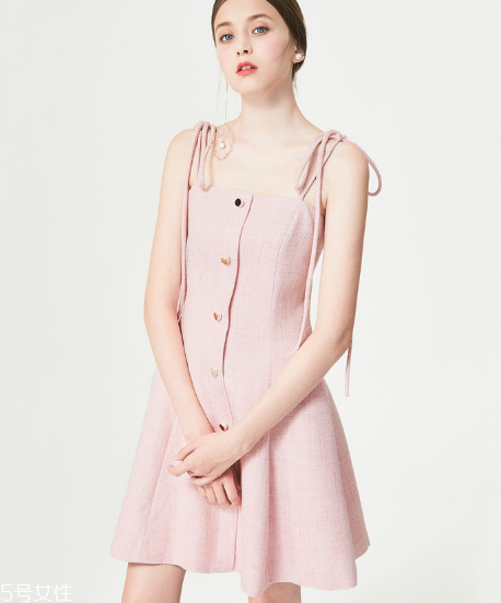 粉色裙子怎么搭配？粉色裙子搭配圖片