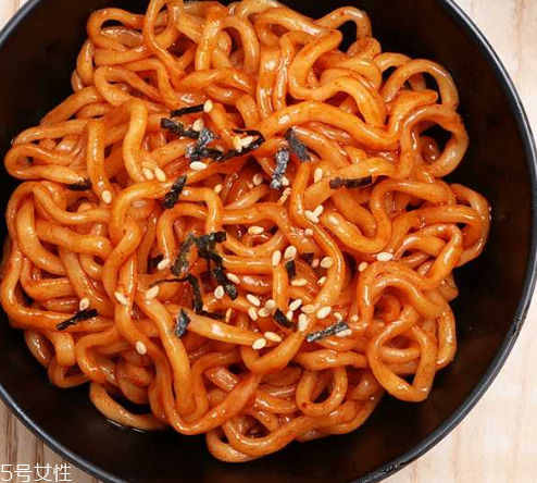 方便面沒(méi)泡熟可以吃嗎？半生不熟的泡面可以吃嗎？