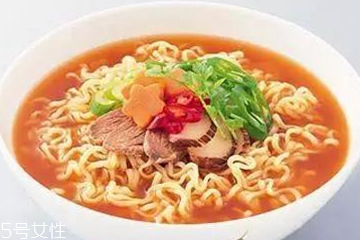 方便面沒(méi)泡熟可以吃嗎？半生不熟的泡面可以吃嗎？