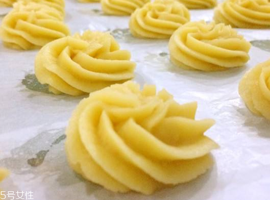 黃油可以直接抹頭發(fā)嗎 黃油抹頭發(fā)的功效 黃油可以直接抹頭發(fā)嗎 黃油抹頭發(fā)的功效