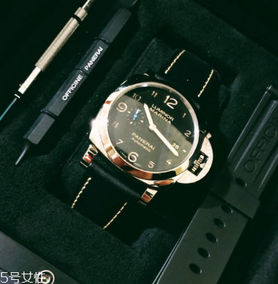 手表上弦是轉(zhuǎn)哪個(gè)方向？手表上弦是順時(shí)針還是逆時(shí)針？