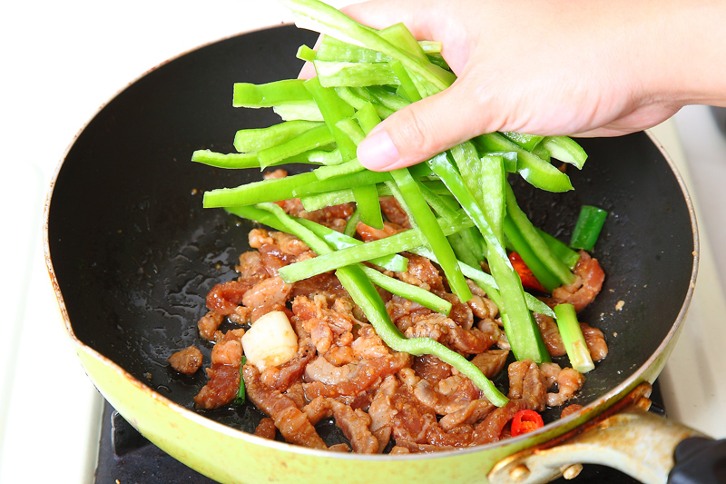 青椒怎么炒不變色 青椒怎么炒不會(huì)變黃 青椒怎么炒不變色 青椒怎么炒不會(huì)變黃