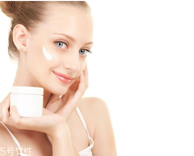 美白精華晚上什么時候用最好 美白精華正確使用時間 美白精華晚上什么時候用最好 美白精華正確使用時間