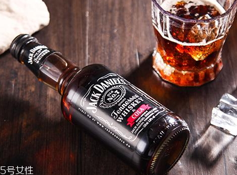 威士忌兌可樂(lè)比例 威士忌可以兌可樂(lè)好嗎