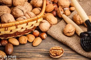 堅果油能直接抹頭發(fā)嗎 堅果油的護(hù)發(fā)方法 堅果油能直接抹頭發(fā)嗎 堅果油的護(hù)發(fā)方法