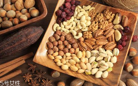 堅果油能直接抹頭發(fā)嗎 堅果油的護(hù)發(fā)方法 堅果油能直接抹頭發(fā)嗎 堅果油的護(hù)發(fā)方法