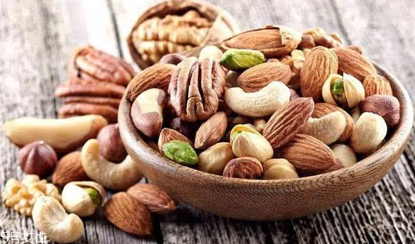 堅果油能直接抹頭發(fā)嗎 堅果油的護(hù)發(fā)方法 堅果油能直接抹頭發(fā)嗎 堅果油的護(hù)發(fā)方法