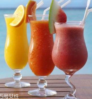 果汁和蔬菜汁的區(qū)別 果汁和蔬菜汁的營養(yǎng)價值一樣嗎 果汁和蔬菜汁的區(qū)別 果汁和蔬菜汁的營養(yǎng)價值一樣嗎