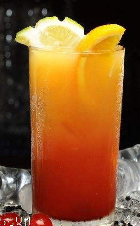 果汁和蔬菜汁的區(qū)別 果汁和蔬菜汁的營養(yǎng)價值一樣嗎 果汁和蔬菜汁的區(qū)別 果汁和蔬菜汁的營養(yǎng)價值一樣嗎