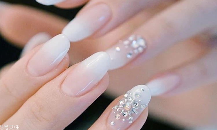 夏季乳白色美甲款式圖 2018乳白色美甲新款樣式 夏季乳白色美甲款式圖 2018乳白色美甲新款樣式