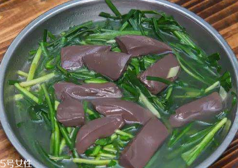 雞血的家常做法 酸辣雞血怎么做？