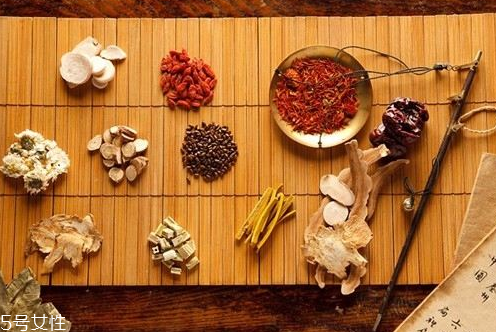 中草藥護(hù)膚品怎么自制 中草藥護(hù)膚品3個(gè)制作方法 中草藥護(hù)膚品怎么自制 中草藥護(hù)膚品3個(gè)制作方法