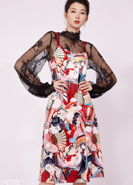 吊帶裙怎么穿顯瘦？吊帶裙顯瘦搭配技巧