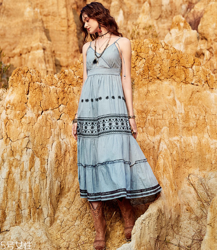 吊帶裙怎么穿顯瘦？吊帶裙顯瘦搭配技巧