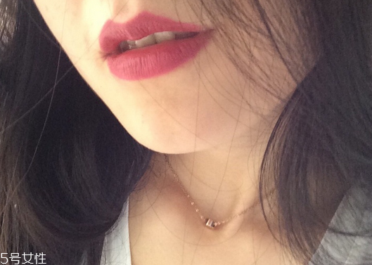 露華濃黑管口紅225顯老嗎 露華濃225適合黃皮嗎 露華濃黑管口紅225顯老嗎 露華濃225適合黃皮嗎