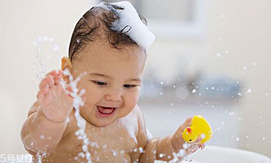 夏天洗澡用沐浴露好還是香皂好 沐浴露和香皂哪個(gè)好 夏天洗澡用沐浴露好還是香皂好 沐浴露和香皂哪個(gè)好