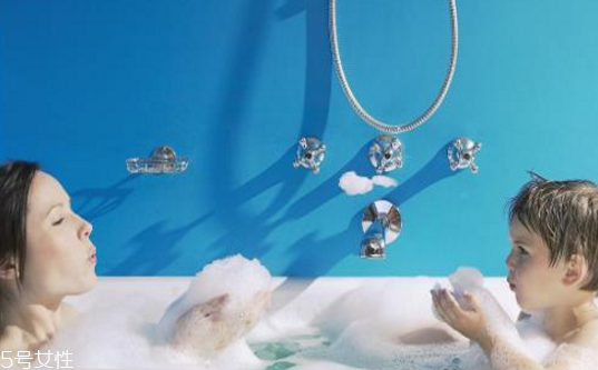 夏天洗澡用沐浴露好還是香皂好 沐浴露和香皂哪個(gè)好 夏天洗澡用沐浴露好還是香皂好 沐浴露和香皂哪個(gè)好