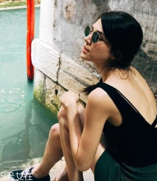 后背痘痘多什么原因 后背痘痘怎么快速去除 后背痘痘多什么原因 后背痘痘怎么快速去除