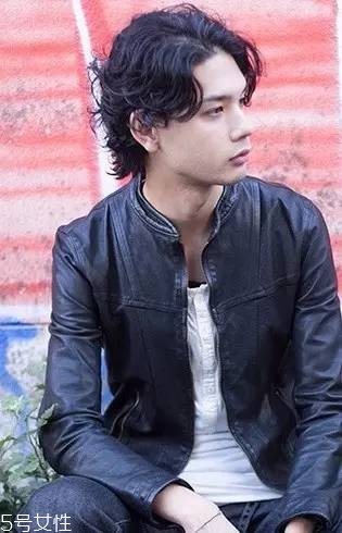 男生黑發(fā)發(fā)型怎么做洋氣 男生黑發(fā)發(fā)型2018最新潮圖片 男生黑發(fā)發(fā)型怎么做洋氣 男生黑發(fā)發(fā)型2018最新潮圖片