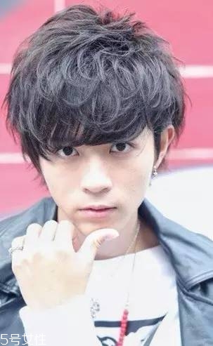 男生黑發(fā)發(fā)型怎么做洋氣 男生黑發(fā)發(fā)型2018最新潮圖片 男生黑發(fā)發(fā)型怎么做洋氣 男生黑發(fā)發(fā)型2018最新潮圖片