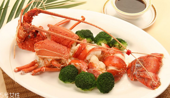 波士頓龍蝦頭里綠色的是什么？