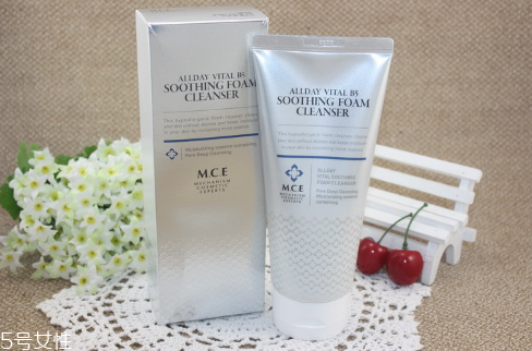 先去角質(zhì)還是先用洗面奶 去角質(zhì)的正確順序 先去角質(zhì)還是先用洗面奶 去角質(zhì)的正確順序