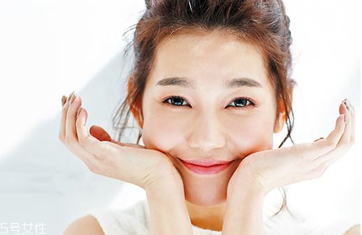 先去角質(zhì)還是先用洗面奶 去角質(zhì)的正確順序 先去角質(zhì)還是先用洗面奶 去角質(zhì)的正確順序