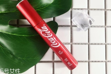 可口可樂(lè)唇釉多少錢(qián) 可口可樂(lè)唇釉試色