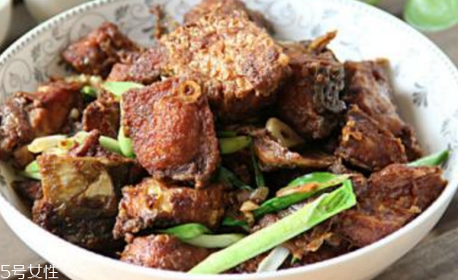 青魚肚子里有蝦能吃嗎？青魚吃蝦嗎？