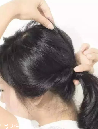 長發(fā)低馬尾怎么扎有氣質(zhì) 不會(huì)散的溫柔婉約低馬尾教程 長發(fā)低馬尾怎么扎有氣質(zhì) 不會(huì)散的溫柔婉約低馬尾教程